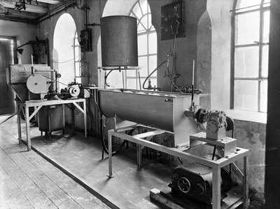 856775 Interieur van het laboratorium voor chemische techniek van Werkspoor N.V. te Amsterdam, met twee ...